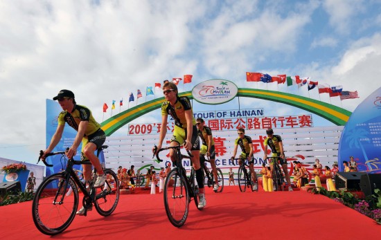 bsport体育平台“跟着赛事游浙里”2025年浙江省全民健身赛事促消费活动正式启动今年全省将举行万场全民健身赛事